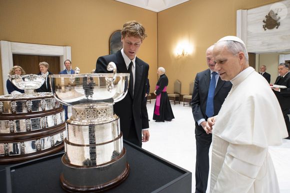 De acordo com informações do Vaticano, o encontro entre o tenista italiano Jannik Sinner e o Papa Leão XIV rendeu boas risadas, e fluiu com muito bom humor.