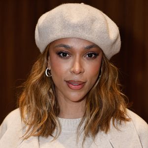 O estilo preppy continua conquistando mulheres que buscam elegância sem excessos. E o Stella Lite da Larroudé surge como um dos principais aliados dessa proposta, especialmente quando combinado com saias rodadas e vestidos soltos nos dias mais frios