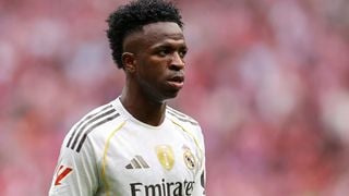 Sem o rosto coberto, Vinicius Jr. surge em foto inédita com Virgínia e mais famosos em voo, mas web provoca: 'Melhor quando...'