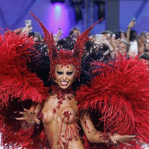 Sabrina Sato adicionou próteses dentárias para ficar parecida com um vampiro