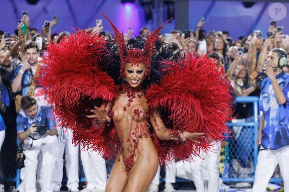 Sabrina Sato adicionou próteses dentárias para ficar parecida com um vampiro
