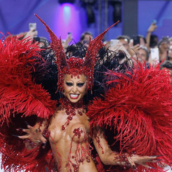 Sabrina Sato adicionou próteses dentárias para ficar parecida com um vampiro