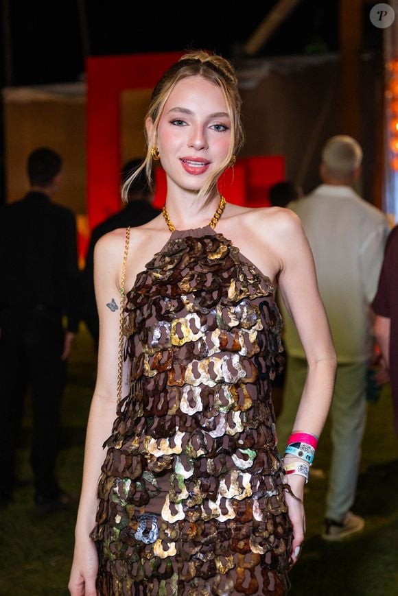 A influenciadora Fefe escolheu um vestido halter de paetês metálicos em tons terrosos