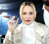 A Rainha do Pop faz sua marca no tapete azul do Met Gala 2025 com terninho customizado e charuto, dominando as redes sociais