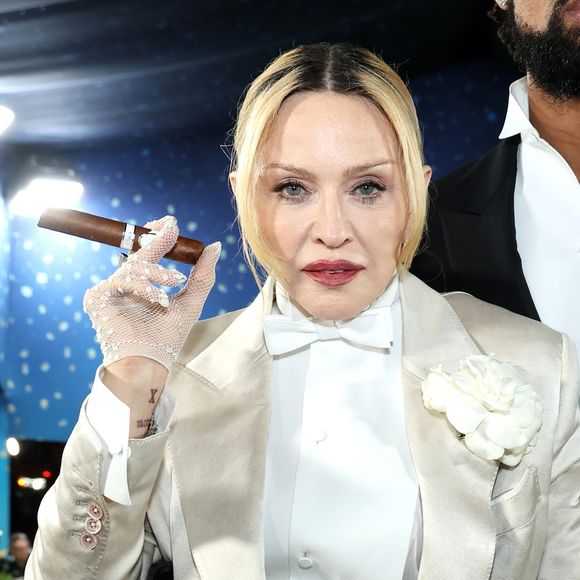 A Rainha do Pop faz sua marca no tapete azul do Met Gala 2025 com terninho customizado e charuto, dominando as redes sociais