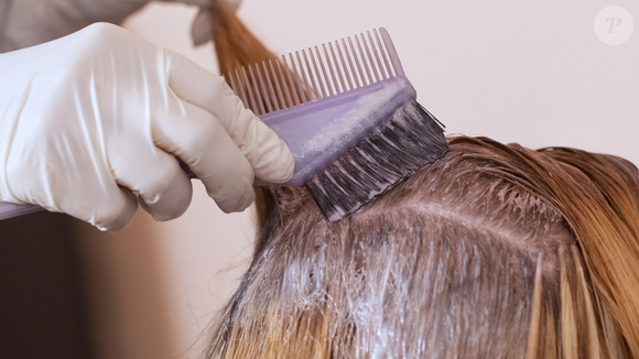 Segundo o especialista, o ideal é evitar o uso excessivo de produtos de styling antes da coloração, já que os resíduos acumulados podem interferir no processo e comprometer o resultado final.