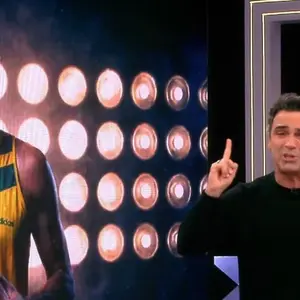 Tadeu Schmidt surpreendeu e emocionou o público nesta sexta-feira (17), ao apresentar o ‘BBB 26’ horas depois da morte de seu irmão, a lenda do basquete Oscar Schmidt