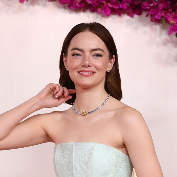 2024: Emma Stone passou a realizar lasers e tratamentos avançados com mais frequência