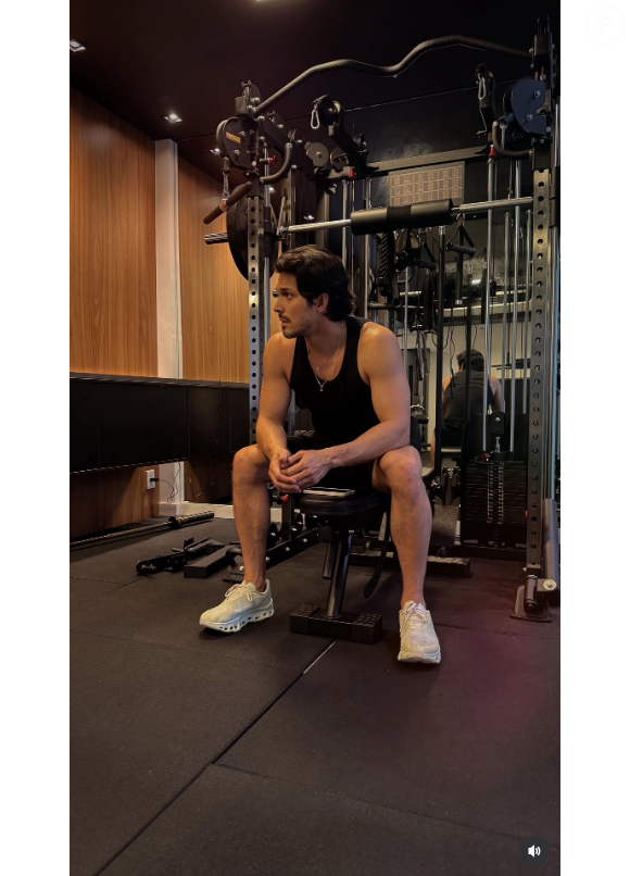 Romulo Estrela também construiu uma academia em sua mansão, onde compartilha os detalhes dos treinos