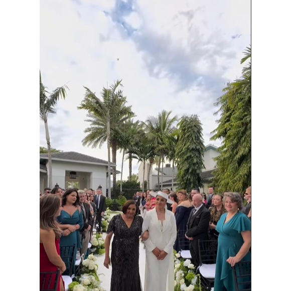 Apenas familiares e amigos próximos estiveram presentes na celebração, marcada por um clima de simplicidade, elegância e muita emoção.