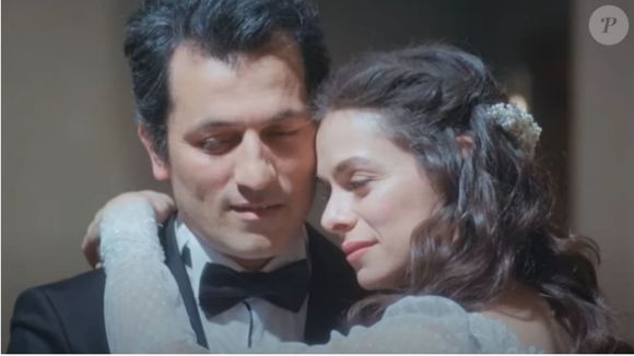 Em 'Força de Mulher'. Bahar (Özge Özpirinçci) viveu com Arif (Ahmet Rifat Şungar), sem cenas quentes, beijos longos ou apelos sensuais.