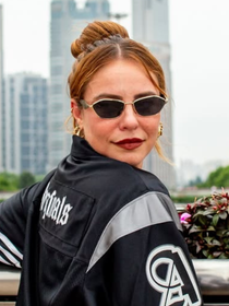 Camisa de tricô do 'Brasil', jaqueta college da Adidas e óculos da Prada de mais de R$ 3,5 mil: um raio-X de Paolla Oliveira em looks estilosos de viagem na China