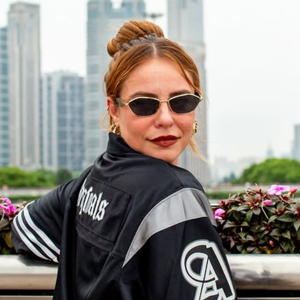 Camisa de tricô do 'Brasil', jaqueta college da Adidas e óculos da Prada de mais de R$ 3,5 mil: um raio-X de Paolla Oliveira em looks estilosos de viagem na China
