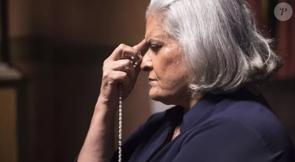 Freira Mércia/ Sônia (Jussara Freire) quase entrega para Luma que Molina está vivo em Mania de Você