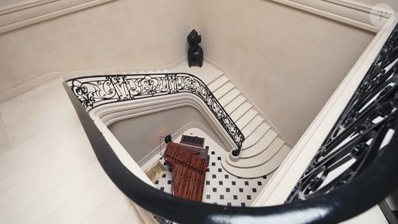 O astro fez uma parceria com a Steinway & Sons para produzir uma série limitada de pianos feitos com madeiras exóticas. Um dos exemplares, decorado com gravuras de inspiração africana, ocupa um lugar de destaque no final da escadaria