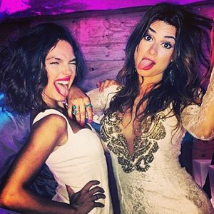 Thaila Ayala, além de ser madrinha do casamento de Isis Valverde, desempenhou um papel crucial na escolha dos vestidos que a noiva usará na cerimônia marcada para maio.