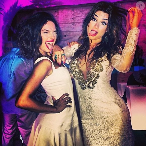 Thaila Ayala, além de ser madrinha do casamento de Isis Valverde, desempenhou um papel crucial na escolha dos vestidos que a noiva usará na cerimônia marcada para maio.