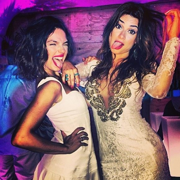 Thaila Ayala, além de ser madrinha do casamento de Isis Valverde, desempenhou um papel crucial na escolha dos vestidos que a noiva usará na cerimônia marcada para maio.