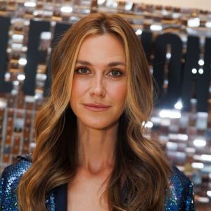 Com mini-bolsa estruturada e salto minimalista, Renata Kuerten aposta em visual de alto impacto