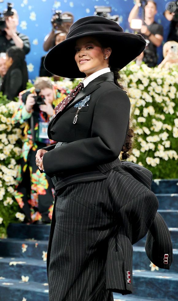 Com barriguinha em evidência, Rihanna celebra a maternidade como expressão de moda e identidade no Met Gala