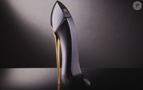 O perfume Good Girl, de Carolina Herrera, seria uma boa aposta para Janete (Angela Viera) de 'Terra Nostra' usar, atualmente: carrega consigo notas de amêndoas, jasmim e cacau.