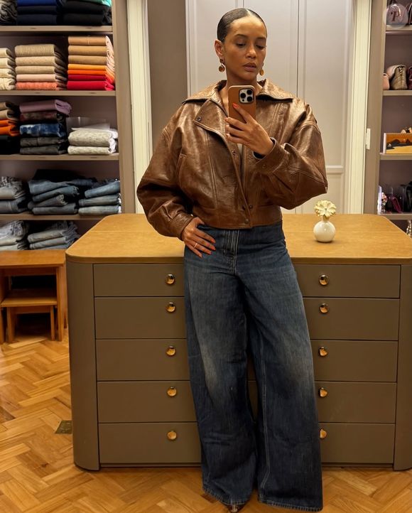 Taís Araujo combina jaqueta marrom e jeans oversized