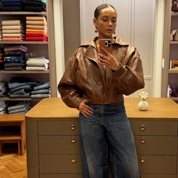 Taís Araujo combina jaqueta marrom e jeans oversized