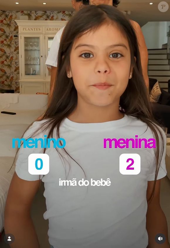 Filha de Arthur Aguiar e Maíra Cardi, Sophia foi ao chá revelação