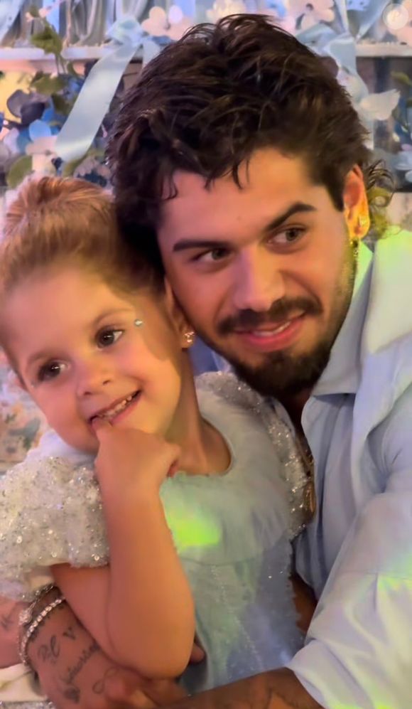 Cantor participou do DVD de Zé Vaqueiro antes de embarcar para o aniversário da filha, de acordo com Léo Dias