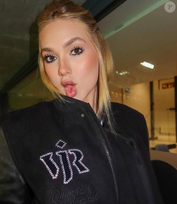 A frase usada por Virginia Fonseca no estádio é mais antiga do que parece. Ela integra uma tatuagem de Vini Jr. que virou assunto nas redes sociais após um detalhe inusitado ser apontado por internautas