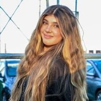 Filha de Grazi Massafera e Cauã Reymond, Sofia repete look all black no Lollapalooza 2026 e, de shortinho, deixa machucados nas pernas em evidência