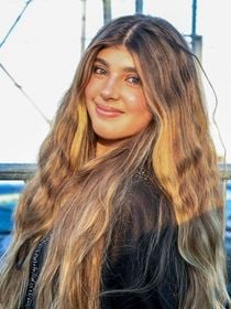 Filha de Grazi Massafera e Cauã Reymond, Sofia repete look all black no Lollapalooza 2026 e, de shortinho, deixa machucados nas pernas em evidência