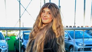 Filha de Grazi Massafera e Cauã Reymond, Sofia repete look all black no Lollapalooza 2026 e, de shortinho, deixa machucados nas pernas em evidência