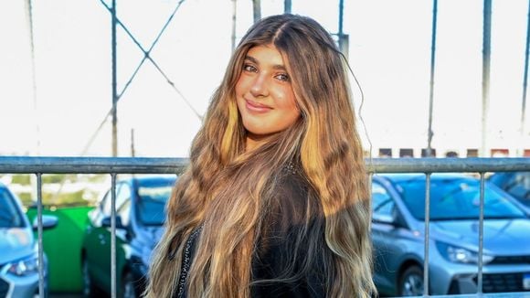 Filha de Grazi Massafera e Cauã Reymond, Sofia repete look all black no Lollapalooza 2026 e, de shortinho, deixa machucados nas pernas em evidência