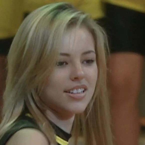 Paolla Oliveira fez sua estreia na TV como assistente de palco no 'Passa ou Repassa', em 1999