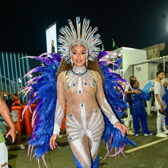 Fantasia de Sheron Menezzes na Portela traz crítica ao apagamento da importância da população negra na história do estado