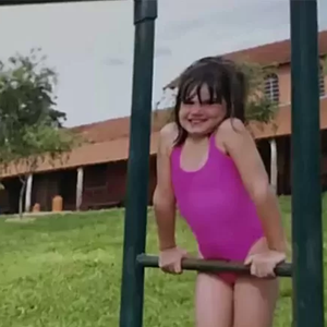 Camila Queiroz criança: atriz gostava de soltar pipa e andar de bicicleta na rua