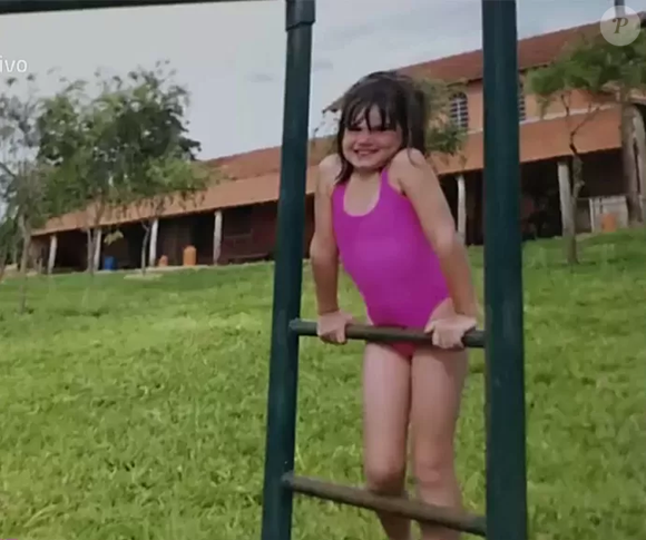 Camila Queiroz criança: atriz gostava de soltar pipa e andar de bicicleta na rua