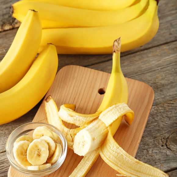 O que poucos sabem é que a banana tem diversos benefícios para a saúde, desde a digestão até o humor