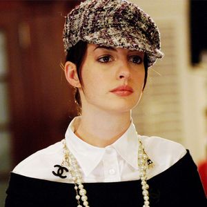 Quem não lembra da virada de estilo de Andrea Sachs, interpretada por Anne Hathaway em 'O Diabo Veste Prada', quando a boina entrou em cena como símbolo de elegância moderna
