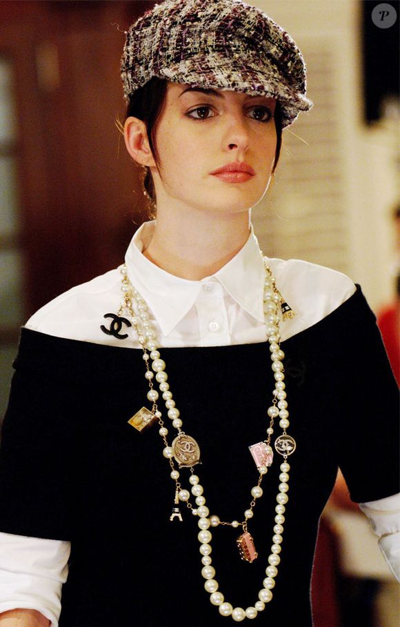 Quem não lembra da virada de estilo de Andrea Sachs, interpretada por Anne Hathaway em 'O Diabo Veste Prada', quando a boina entrou em cena como símbolo de elegância moderna