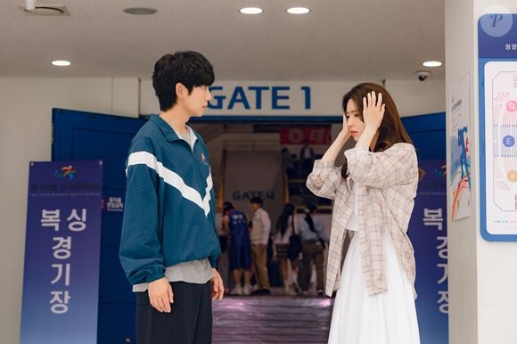 Quem aparece para salvá-la é Jang Tae-ha (Jung Hae-in), um jovem professor de boxe indefeso que diz ser o seu namorado