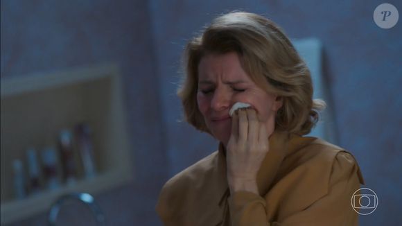 Logo após o diálogo tenso, Odete se tranca no banheiro de casa e protagoniza uma das cenas mais simbólicas da novela até aqui. Longe da equipe e dos olhares julgadores, a vilã poderosa e calculista tira os brincos, o batom, os colares... e, com eles, sua armadura