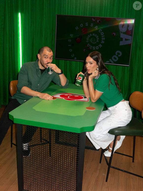Bruna Marquezine levou o estilo das it girls internacionais para o estúdio do “Coisa Nossa”, podcast do YouTube apresentado pelo Guaraná Antarctica — marca da qual é embaixadora