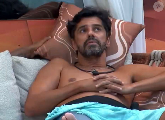 Em determinado momento, Cowboy saiu de perto de Ana Paula, mas ela foi atrás dele no 'BBB 26'