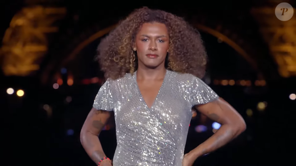 O vestido brilhante de Liniker chamou atenção no Le Défilé 2026, desfile da L’Oréal Paris realizado nesta segunda-feira (28), em Paris. A cantora estreou na passarela do evento ao lado de outras brasileiras, em uma apresentação que reuniu moda, beleza e diferentes expressões de identidade. Segundo a psicóloga Leticia Martín Enjuto, a aparência é uma das primeiras informações processadas pelo cérebro ao conhecer alguém, mas não permite definir quem essa pessoa realmente é