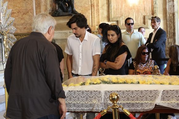 Morte de Nana Caymmi: André Gonçalves se despediu da artista durante velório em 2 de maio de 2025