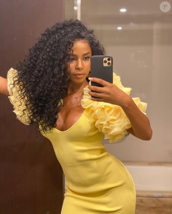 O visual mais clássico de Lorena Maria é o seu natural, moreno cacheado