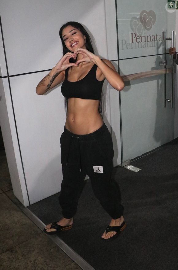 Bia Miranda exibiu sorriso no rosto e barriga chapada ao deixar a maternidade