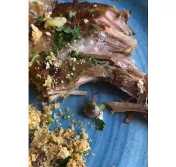 Cliente registra caramujo vivo em prato servido no restaurante Sal, de Henrique Fogaça